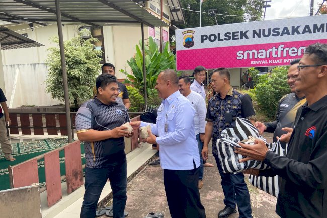Pererat Silaturahmi, Kakanwil Ditjenpas Jateng Bagikan Paket Makanan di Masjid Polsek Nusakambangan