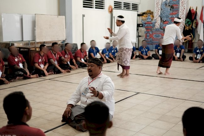 Lestarikan Seni Budaya, Warga Binaan Lapas Tabanan Ikuti Latihan Tari Kecak
