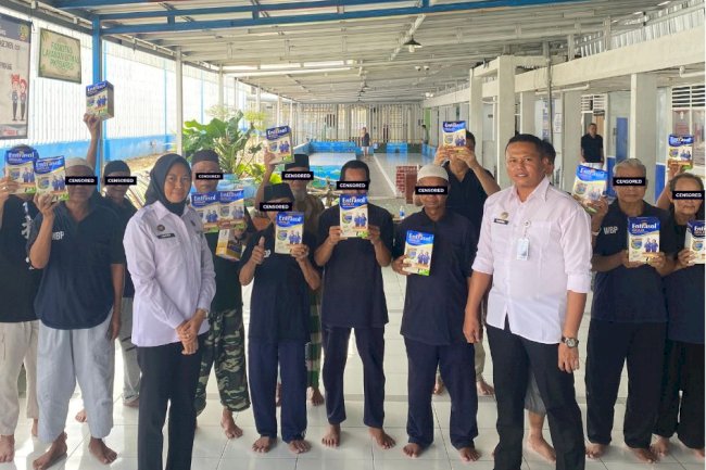 Peduli Kesehatan, Lapas Pangkalpinang Bagikan Susu Lansia dan Paket Kebersihan