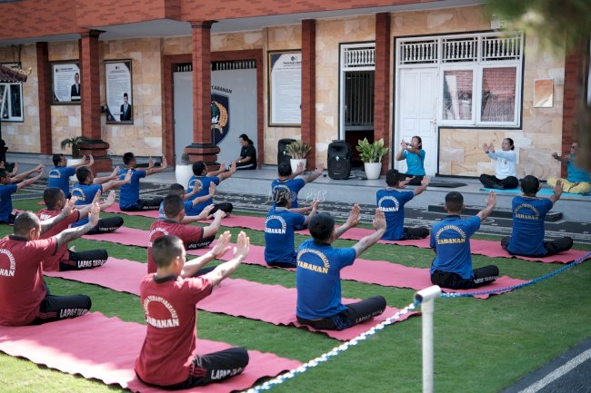 Sehat Fisik dan Mental, Warga Binaan Lapas Tabanan Ikuti Yoga