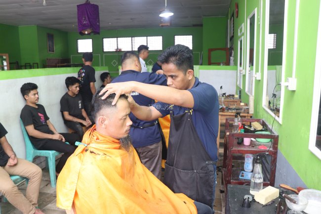 Siapkan Masa Depan Warga Binaan, Lapas Jambi Gelar Pelatihan Pangkas Rambut