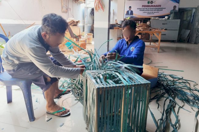 Warga Binaan Lapas Sekayu Sulap Tali Strapping Jadi Keranjang Sayur Multifungsi