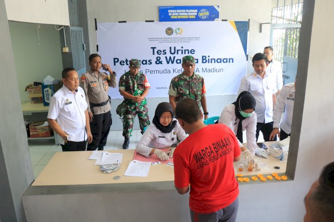 Pastikan Bersih Narkoba, Lapas Pemuda Madiun Tes Urine Warga Binaan dan Petugas