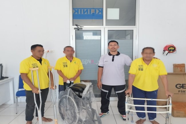 Peduli Mobilitas Warga Binaan Lansia, Lapas Namlea Bagikan Alat Bantu Khusus