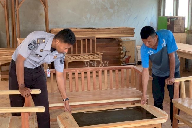 Keterampilan Mebel Jadi Bekal, Warga Binaan Lapas Saumlaki Produksi Meja dan Sofa
