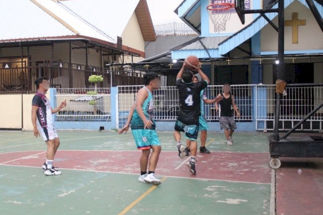 Semangat Tak Kenal Usia, Warga Binaan Lapas Cipinang Antusias Bermain Basket