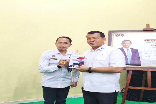 Karutan Sampang Perkenalkan Buku Hasil Karyanya kepada Wamen Imipas