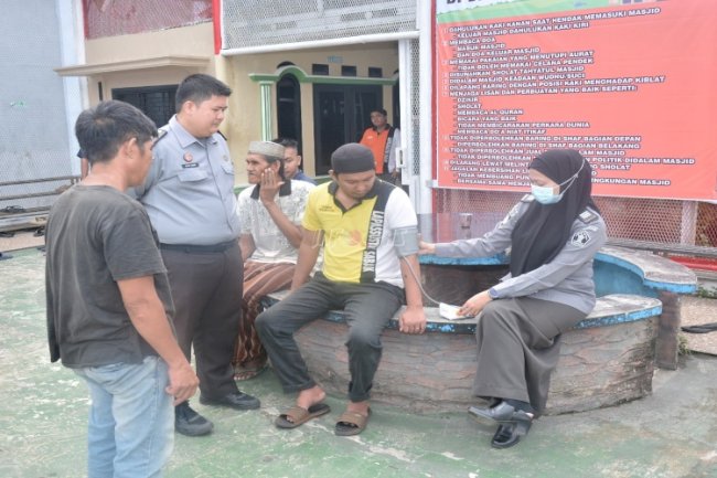 Pantau Kesehatan Warga Binaan, Tim Medis Lapas Narkotika Muara Sabak Keliling Blok Hunian
