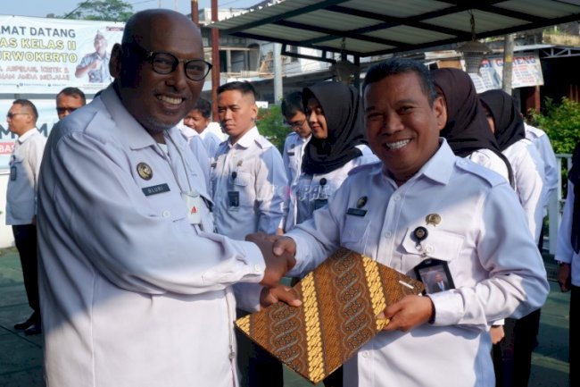 Dua Petugas Bapas Purwokerto Naik Pangkat, Kabapas: Bukti Dedikasi dan Loyalitas