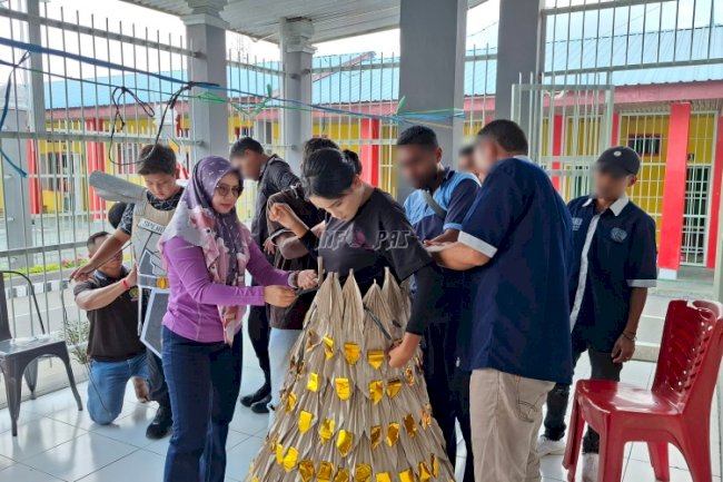 Partisipasi Warga Binaan Rutan Bajawa Antarkan SMPN 2 Bajawa Raih Juara 1 Karnaval Budaya Ngada