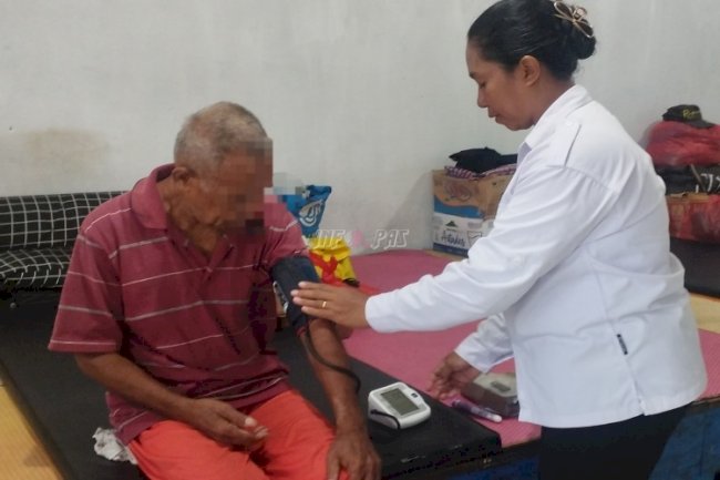 Pemeriksaan Tekanan Darah, Lapas Saparua Jaga Kesehatan Warga Binaan Lansia