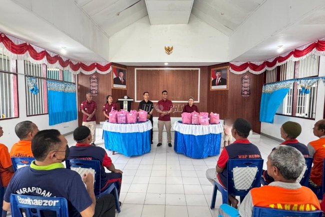 Peduli Warga Binaan Lansia, Rutan Ambon Bagikan Vitamin untuk Jaga Kesehatan