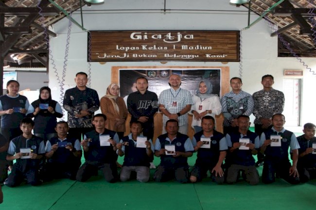 Lapas Madiun Bagikan Buku Tabungan dan ATM bagi Warga Binaan Peserta Program Kegiatan Kerja
