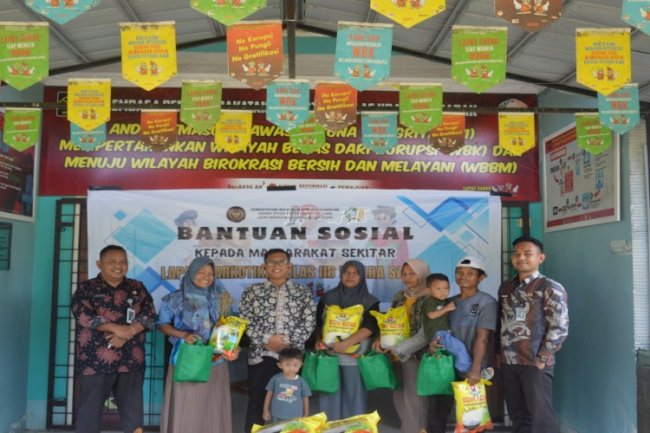 Lapas Narkotika Muara Sabak Salurkan Bantuan Sembako untuk Masyarakat Sekitar
