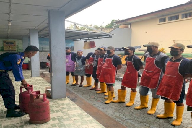 Latih Tanggap Darurat, Petugas dan Warga Binaan Lapas Pangkalpinang Simulasikan Penanggulangan Kebakaran