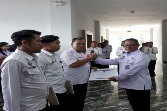 Kanwil Ditjenpas Sulsel Berikan Penghargaan bagi Sejumlah Petugas Berprestasi