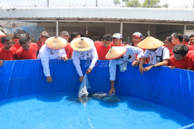 Wujudkan Kemandirian Warga Binaan, Lapas Pemuda Madiun Tebar Benih Ikan Air Tawar dengan Sistem Bioflok