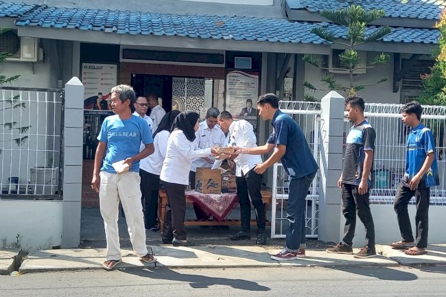Pererat Silaturahmi, Bapas Pekalongan Bagikan Paket Makan Gratis untuk Masyarakat Sekitar