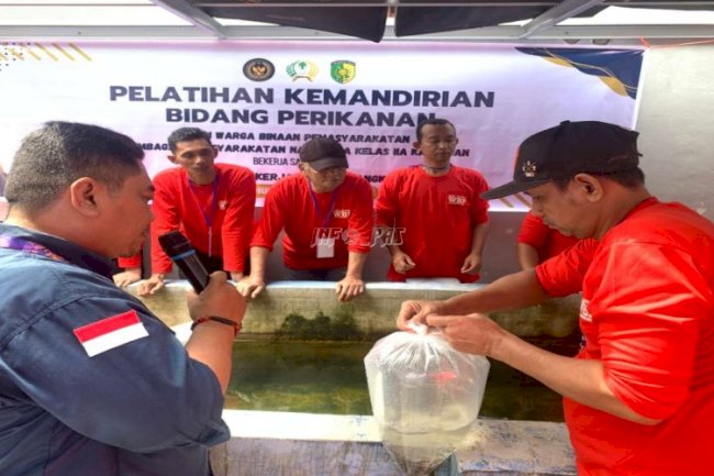 Warga Binaan Lapas Narkotika Kasongan Praktik Pengecekan pH, Suhu Air, dan Penebaran Bibit Lele