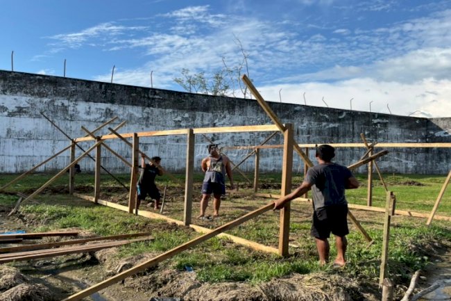 Wujudkan Pembinaan Kemandirian, Lapas Dharmasraya Bangun Kandang Bebek Produktif