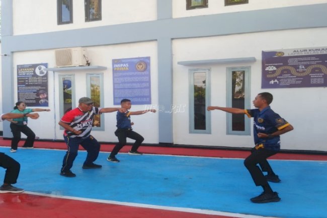 Pelatihan Beladiri Pencak Silat Tingkatkan Ketangguhan Petugas Lapas Saparua
