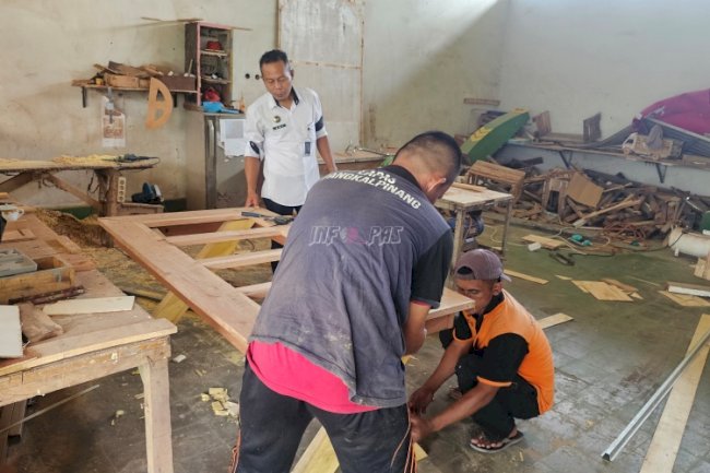  Wujud Kemandirian lewat UMKM, Warga Binaan Lapas Pangkalpinang Produksi Meja Makan