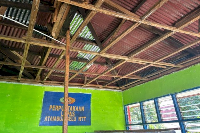 Renovasi Perpustakaan Lapas Atambua, Warga Binaan Bidang Pertukangan dan Mebel Unjuk Kemampuan