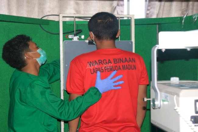 Cegah Penyebaran TBC, Seluruh Warga Binaan Lapas Pemuda Madiun Jalani Rontgen Dada