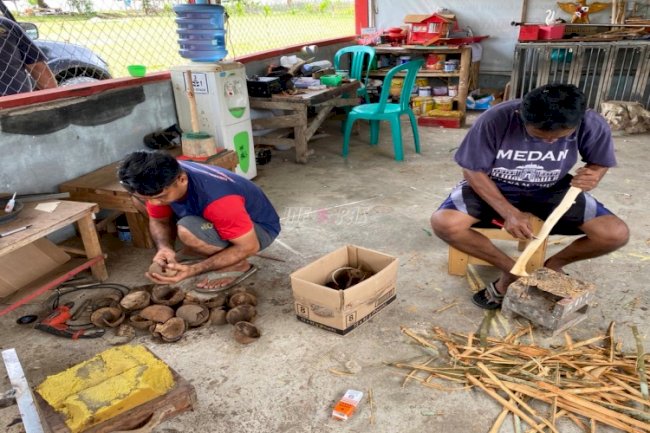 Warga Binaan Lapas Dharmasraya Olah Batok Kelapa Jadi Produk UMKM Bernilai Jual