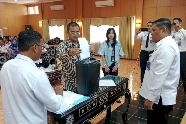 Dorong Tata Kelola Profesional, Kanwil Ditjenpas Kaltim Laksanakan Pemusnahan Arsip