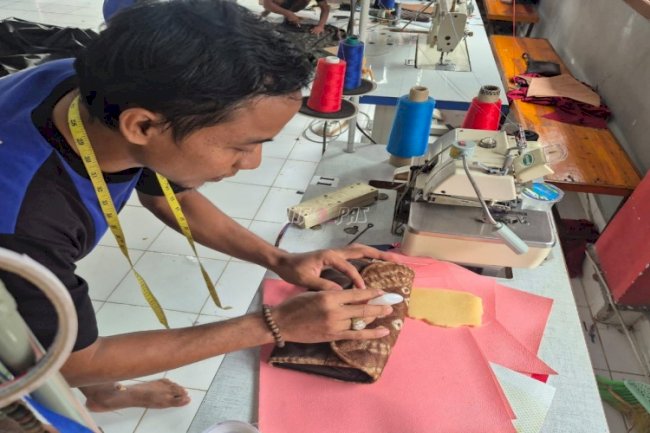 Warga Binaan Lapas Banyuasin Ciptakan Tas Motif Jumputan Khas Sumsel