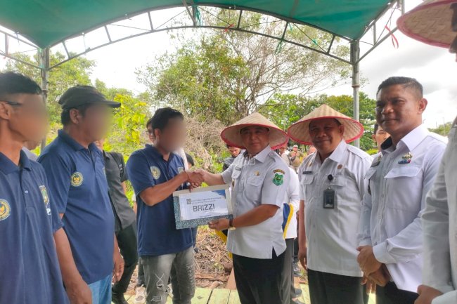 Dukung Ketahanan Pangan, Kanwil Ditjenpas Kalteng Panen Padi Perdana di Rutan Kapuas