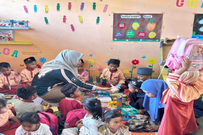 Peringati Hari Santri Nasional, Rutan Majene Berbagi Puding dan Susu untuk Pelajar