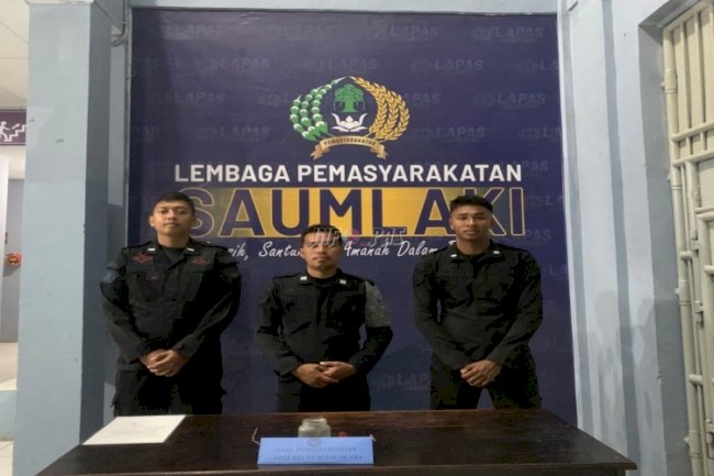 Tingkatkan Kewaspadaan, Petugas Lapas Saumlaki Lakukan Penggeledahan Malam 