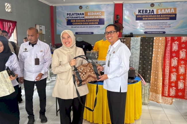 Tas Jumputan Karya Warga Binaan Lapas Banyuasin Diborong Anggota DPR RI 