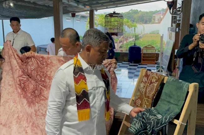 Direktur Tekforma Apresiasi Kreativitas Warga Binaan di WAE 2 Lapas Narkotika Karang Intan