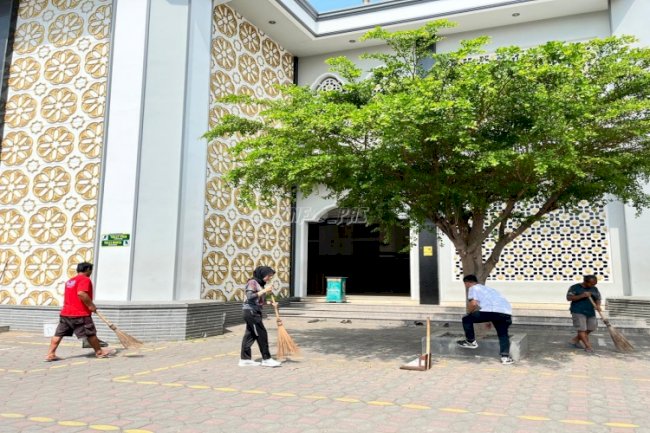 Klien Bapas Pekalongan Bersihkan Lingkungan Masjid Al-Muttaqin Medono