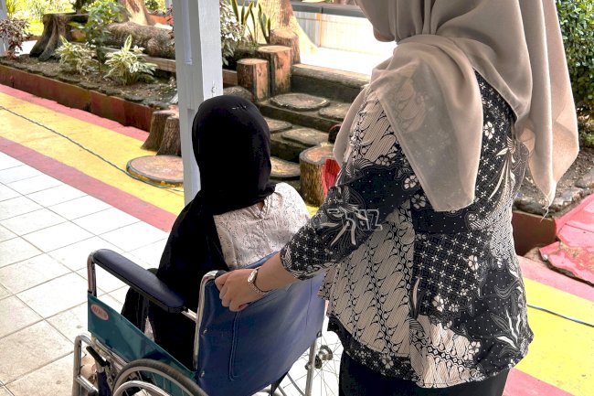 Petugas Lapas Muara Tebo Tunjukkan Pelayanan Humanis, Sigap Bantu Keluarga Warga Binaan Gunakan Kursi Roda