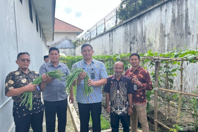 Rutan Kebumen Perdana Panen Kacang Panjang dan Tanam Terong