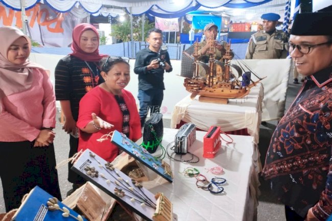Karya Warga Binaan Lapas Wahai Dibeli Bupati Malteng di Pameran Budaya dan UMKM Tahun 2025