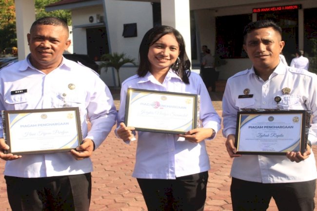 Kanwil Ditjenpas Maluku Berikan Penghargaan bagi Pegawai Teladan Periode Agustus-Oktober 2025