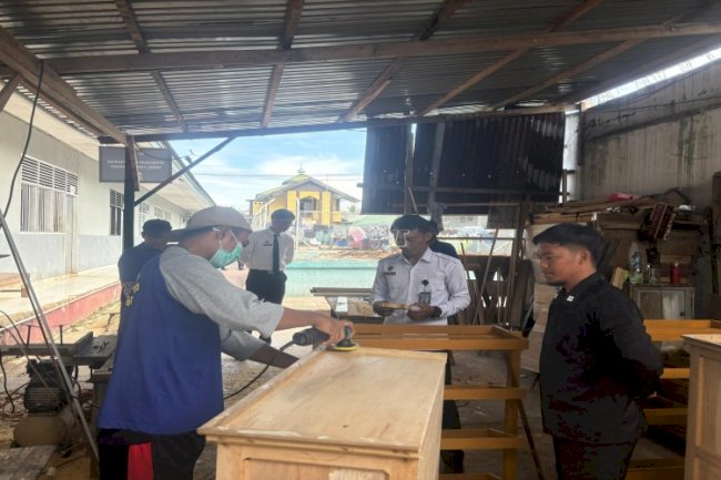 Bengkel Mebel Rutan Poso Hasilkan Beragam Perabot Kayu