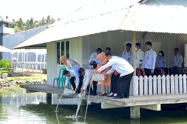 Dukung Program Ketahanan Pangan Nasional, Lapas Parigi Tebar 3.000 Benih Ikan Nila