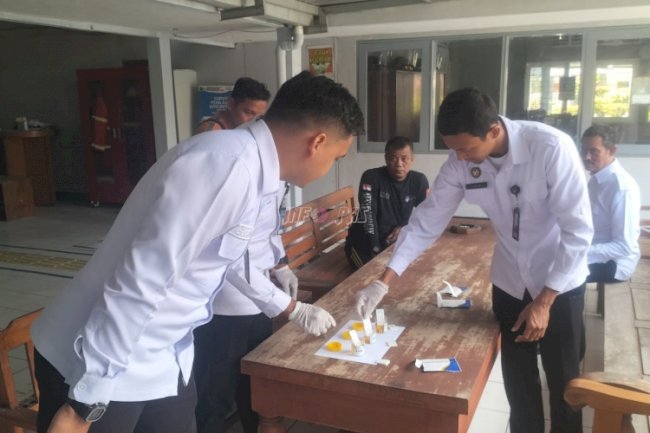  Bapas Pati dan Rutan Blora Bersinergi Gelar Tes Urine Petugas