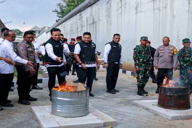 Lapas Cibinong Bersinergi dengan TNI/Polri Gelar Sidak Gabungan di Kamar Hunian Warga Binaan