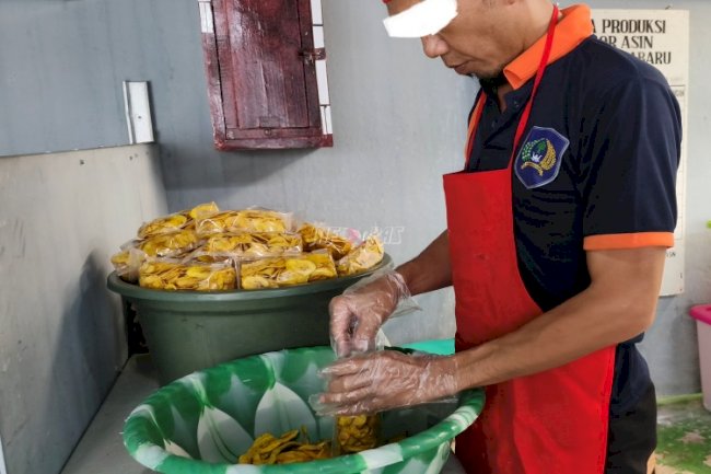 Bangkitkan Semangat Wirausaha, Lapas Kotabaru Latih Warga Binaan Membuat Keripik Pisang
