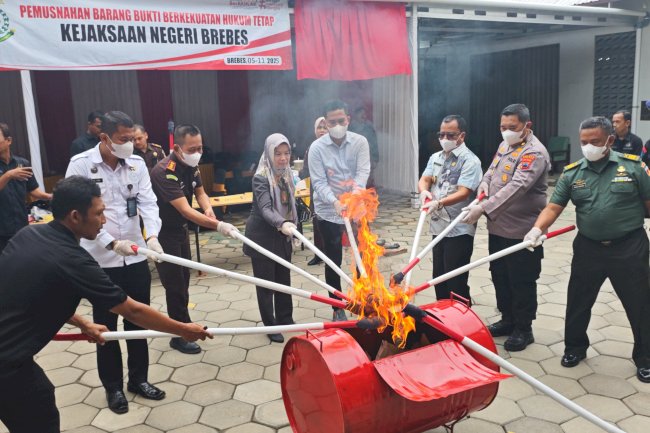 Lapas Brebes Dukung Penegakan Hukum, Hadiri Pemusnahan Barang Bukti Kejari