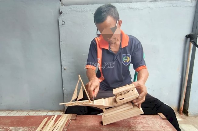 Asah Kreativitas, Warga Binaan Lapas Kotabaru Bikin Miniatur Kapal dari Kayu