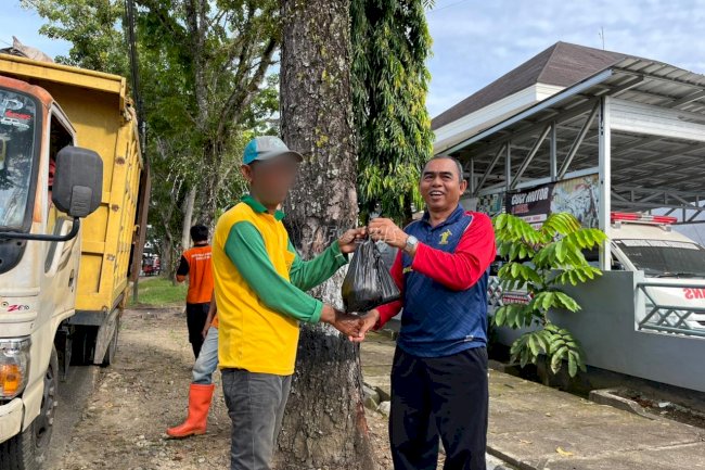 Tebar Kepedulian, Rutan Barabai Bagikan Paket Sembako ke Masyarakat Sekitar