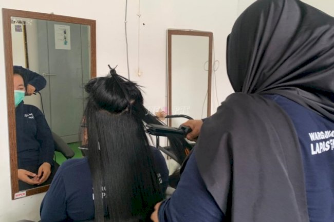Lapas Perempuan Palu Kembangkan Potensi Warga Binaan lewat Pelatihan Salon